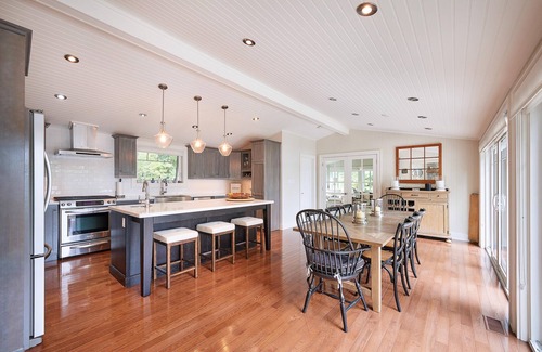 Muskoka Lakes Cabaña | Lake Muskoka, 6 bdrm, 5 bath, level land, sandy beach, sauna, coach house!