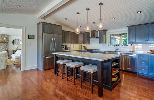 Muskoka Lakes Cabaña | Lake Muskoka, 6 bdrm, 5 bath, level land, sandy beach, sauna, coach house!