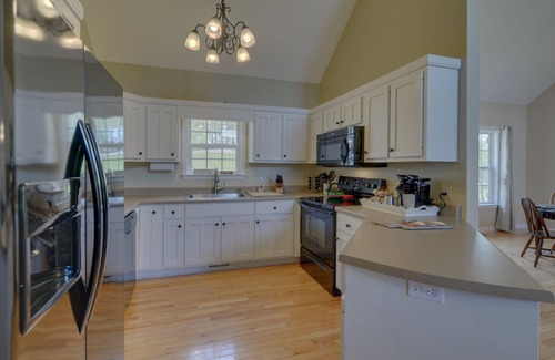 Blairsville Casa | Lake Nottely 4 bdrm cabin, sauna w/ mtn & lake views, dock, & EV charger.