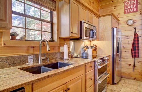 Blairsville Cabina | Lake Nottely Lakefront Log Cabin! *Hot Tub* Dock*Fire Pit*
