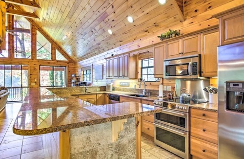 Blairsville Cabina | Lake Nottely Lakefront Log Cabin! *Hot Tub* Dock*Fire Pit*