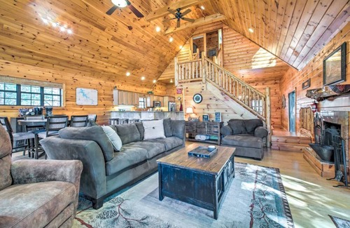 Blairsville Cabina | Lake Nottely Lakefront Log Cabin! *Hot Tub* Dock*Fire Pit*