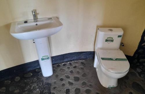 Fort Portal Otro | Lake Nyamirima cottages
