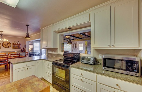 Jefferson Casa | Lake O' the Pines Home w/Fire Pit in Jefferson!