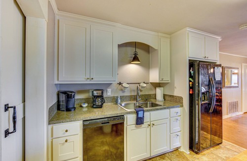 Jefferson Casa | Lake O' the Pines Home w/Fire Pit in Jefferson!