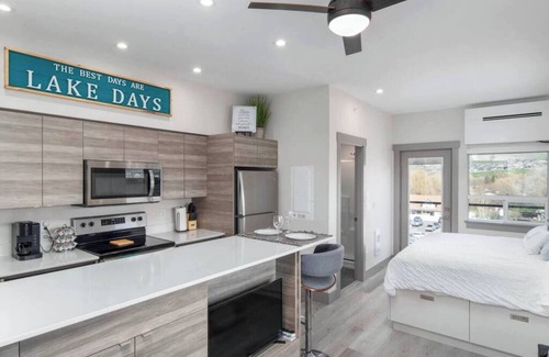 Vernon Condominio | Lake Okanagan Cozy Beach Condo! Corner Penthouse w/ 180° Views