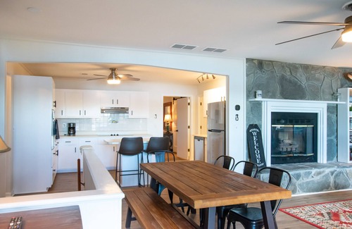 Hiawassee Cabina | Lake Omega View-Lakefront-Dock-Fireplace