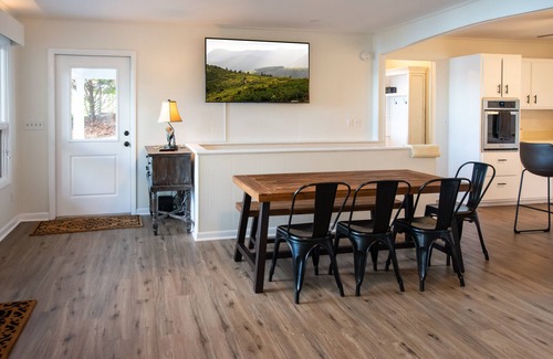 Hiawassee Cabina | Lake Omega View-Lakefront-Dock-Fireplace