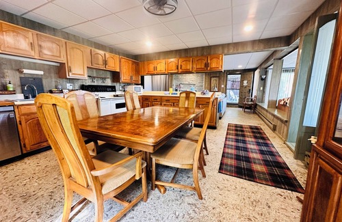 Mannsville Casa | Lake Ontario Lakefront with Boat Dockage