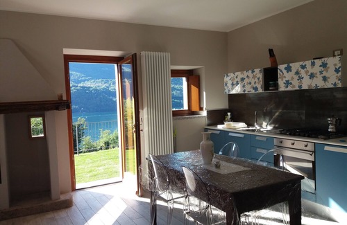 Crabbia Apartamento | LAGO ORTA - APARTAMENTO LAGO VISTA, PLAYA, JARDIN PRIVADO (PLANTA BAJA)