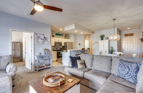 Lake Ozark Condominio | Lake Ozark Condo w/ Water Views & Pool Access!