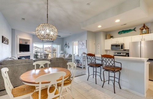 Lake Ozark Condominio | Lake Ozark Condo w/ Water Views & Pool Access!