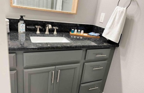 Lake Ozark Apartamento | Lake Ozark, King Suite, Indoor Pool, Golf, Fishing