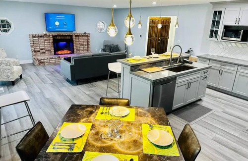 Discovery Bay Casa | Lake Retreat House in Discovery Bay