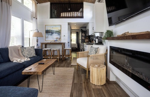 Anderson Casa | Lake Retreat- Mins to CU- Kayaks, Fire Pit, Dock