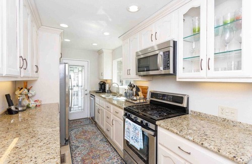 Cedar Glen Casa | Lake Retreat – Spa, AC, Fenced Yard, Walk to Lake!