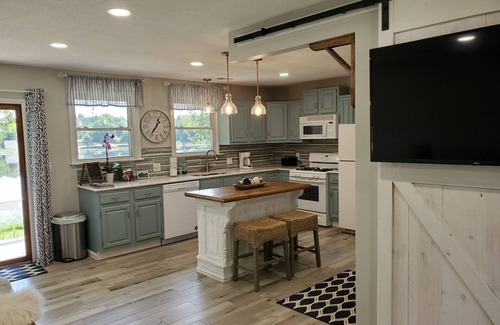 Howe Casa | Lake Retreat With Hot Tub