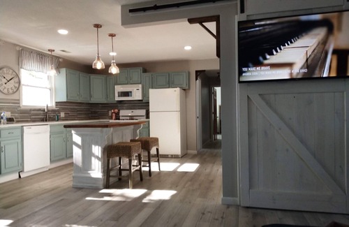 Howe Casa | Lake Retreat With Hot Tub