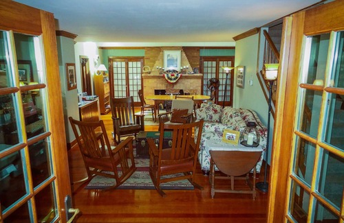 Lake Ripley Casa | Lake Ripley Lodge w Lake Front Rooms, Grand Porch, Kayaks & Paddleboard