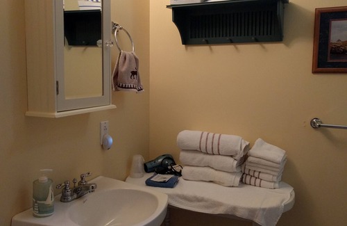 Lake Ripley Casa | Lake Ripley Lodge w Lake Front Rooms, Grand Porch, Kayaks & Paddleboard