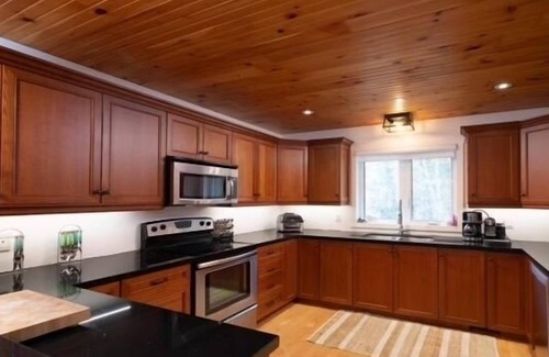 Muskoka Lakes Cabaña | Lake Rosseau, Muskoka Waterfront 6bedroom. Large wrap around deck.