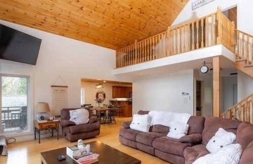 Muskoka Lakes Cabaña | Lake Rosseau, Muskoka Waterfront 6bedroom. Large wrap around deck.