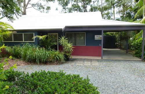 Emerald Beach Cabaña | Lake Russell Lakeside Retreat- Monet Cottage
