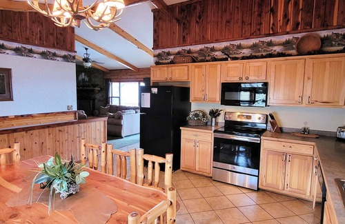 Sylvan Shores Cabina | Lake Shore Cabin on Beaver Lake with Boat Dock & Swim Deck