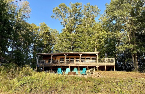 Nancy Cabina | Lake side Abode with a Spectacular year round View of the lake. 🌅