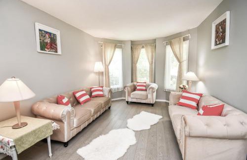 Alcona Casa | Lake Simcoe 4 Bedroom Family Home Ideal Toronto Area Retreat