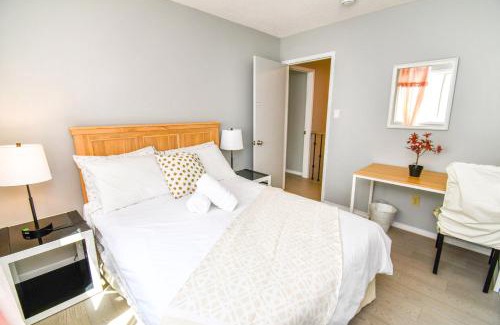 Alcona Casa | Lake Simcoe 4 Bedroom Family Home Ideal Toronto Area Retreat