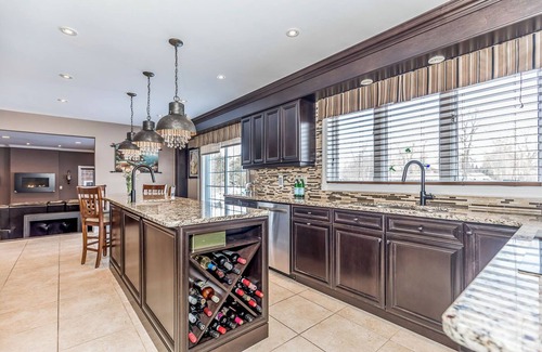 Gilford Casa | Lake Simcoe Waterfront Villa | Walk to lake · Free canoes · BBQ & firepit
