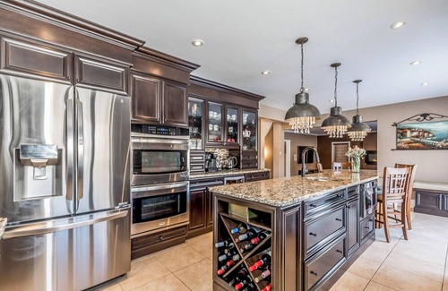 Gilford Casa | Lake Simcoe Waterfront Villa | Walk to lake · Free canoes · BBQ & firepit