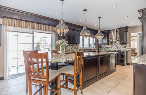 Gilford Casa | Lake Simcoe Waterfront Villa | Walk to lake · Free canoes · BBQ & firepit