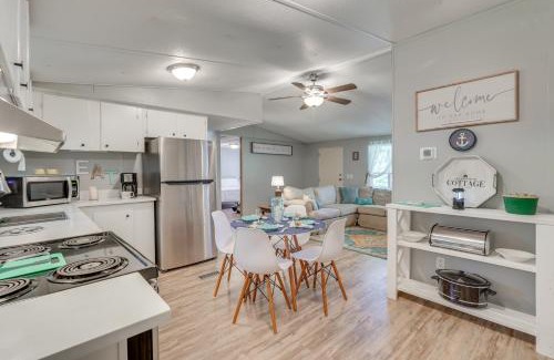 Milledgeville Casa | Lake Sinclair Escape Screened Porch, Modern Style