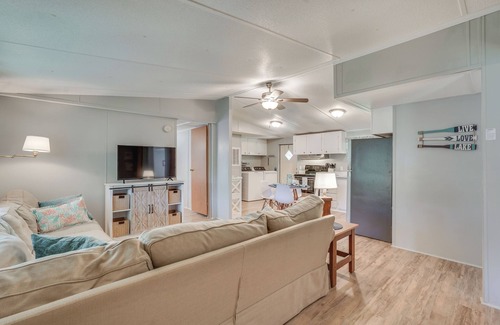 Milledgeville Casa | Lake Sinclair Escape: Screened Porch, Modern Style