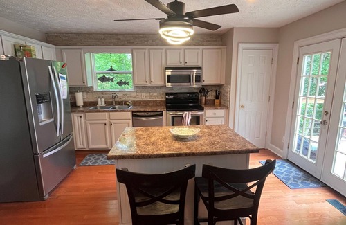Lake Oconee Casa | Lake Sinclair Shore, 10 Guests, 5 beds, SMART Home!