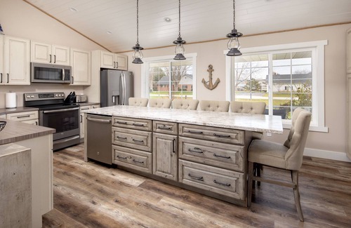 Pointe aux Roches Cabaña | Lake St. Clair Waterfront Cottage | Hot Tub Games Room Family Retreat for 8–12