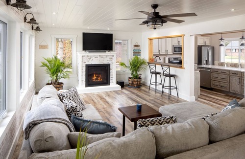 Pointe aux Roches Cabaña | Lake St. Clair Waterfront Cottage | Hot Tub Games Room Family Retreat for 8–12