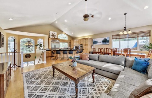 Tahoe Paradise Cabina | Lake Tahoe Ski Base Camp: National Forest Land, Hot Tub, Pool Table, Pet Friendly