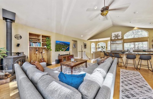Tahoe Paradise Cabina | Lake Tahoe Ski Base Camp: National Forest Land, Hot Tub, Pool Table, Pet Friendly