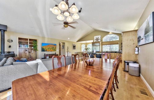 Tahoe Paradise Cabina | Lake Tahoe Ski Base Camp: National Forest Land, Hot Tub, Pool Table, Pet Friendly