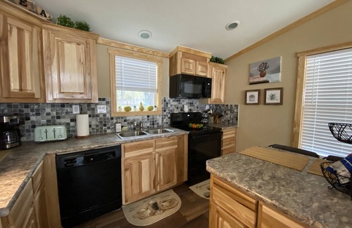 Quinlan Cabaña | Lake Tawakoni Sunset Waterfront Cottage with private boat deck.