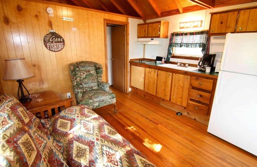 Mead Cabina | Lake Texoma Cedar Cabin