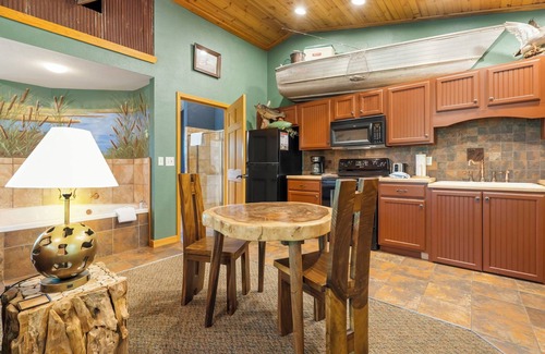 Branson Theater District Cabina | Lake Themed Cabin for Two, Jacuzzi Tub - Minutes from Shows! Ticket-Golf Deals