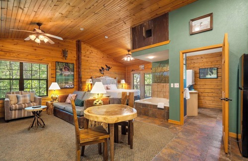 Branson Theater District Cabina | Lake Themed Cabin for Two, Jacuzzi Tub - Minutes from Shows! Ticket-Golf Deals