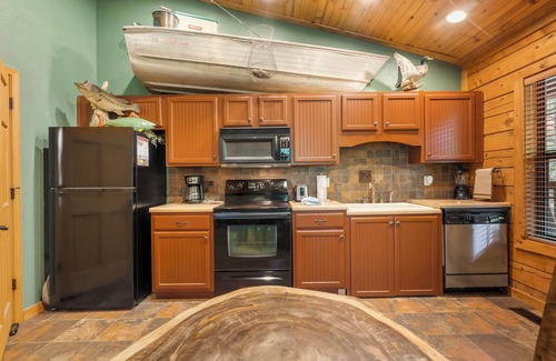 Branson Theater District Cabina | Lake Themed Cabin for Two, Jacuzzi Tub - Minutes from Shows! Ticket-Golf Deals