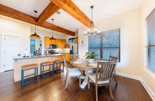 Leander Cabina | Lake Travis Hill Country Hollows Resort Cabin
