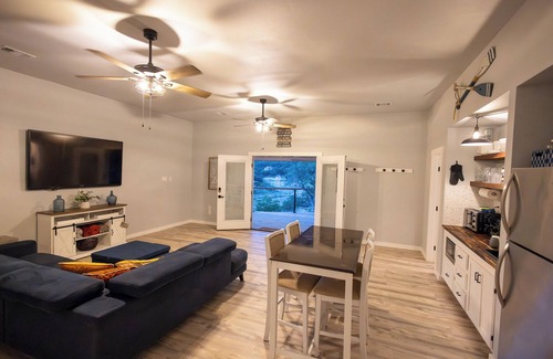 Waterford On Lake Travis Casa | Lake Travis Lakefront with Hot Tub, Private Boat Dock & Lakeside Parks