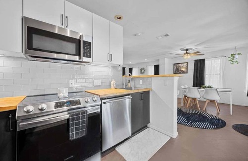 Apache Shores Casa | Lake Travis Stylish Retreat for Groups